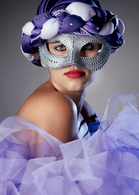 Retrato de mulher misteriosa com máscara de carnaval