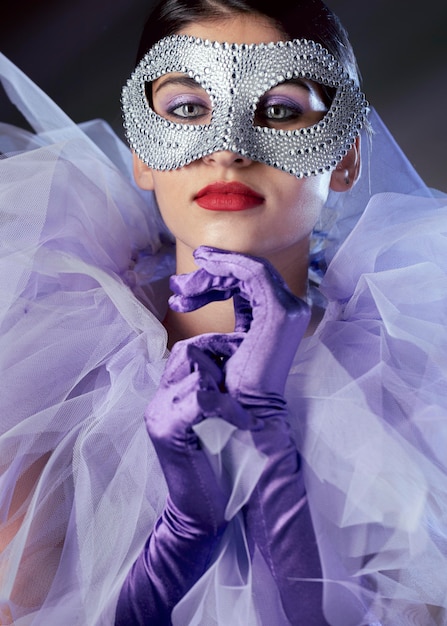 Retrato de mulher misteriosa com máscara de carnaval