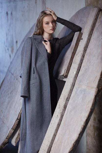 Retrato de mulher moderna com um casaco cinza.