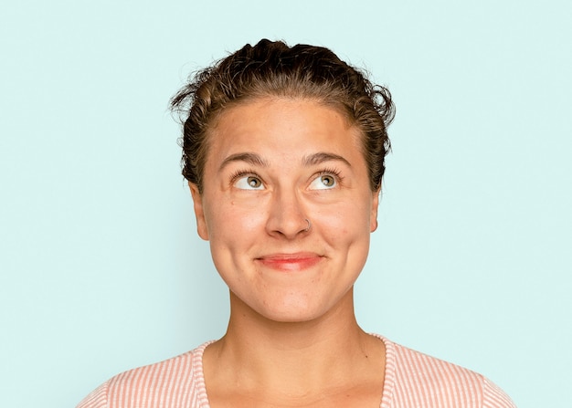 Foto grátis retrato de mulher morena alegre, rosto sorridente