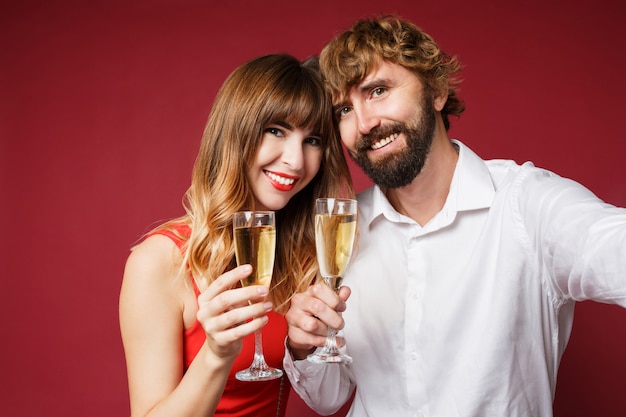 Retrato de mulher morena com o marido segurando a taça de champanhe