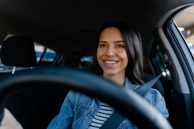 Retrato de mulher morena em seu carro