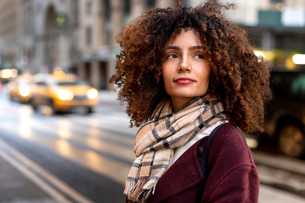 Retrato de mulher na cidade à luz do dia