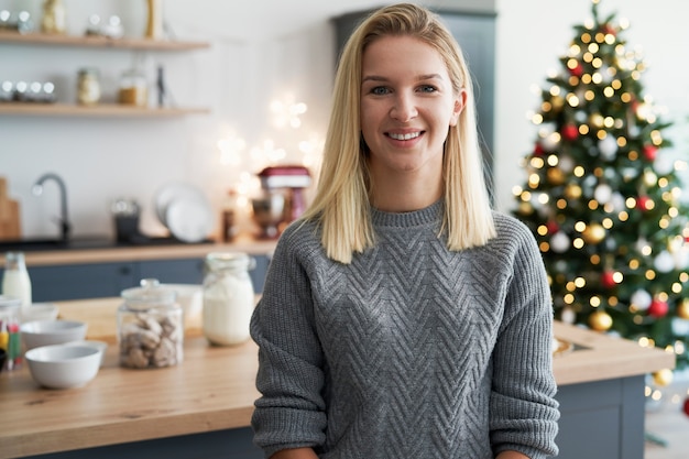 Retrato de mulher na cozinha durante o natal