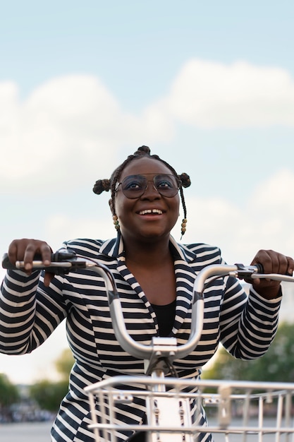 Foto grátis retrato de mulher negra em plano médio