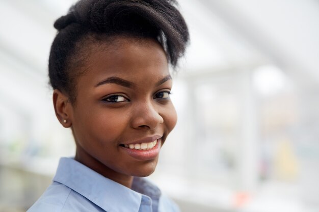 Retrato de mulher negra feliz sorrindo