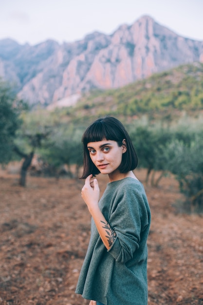 Retrato de mulher pequena fofa adorável e atraente ou jovem mulher viajando sorrindo