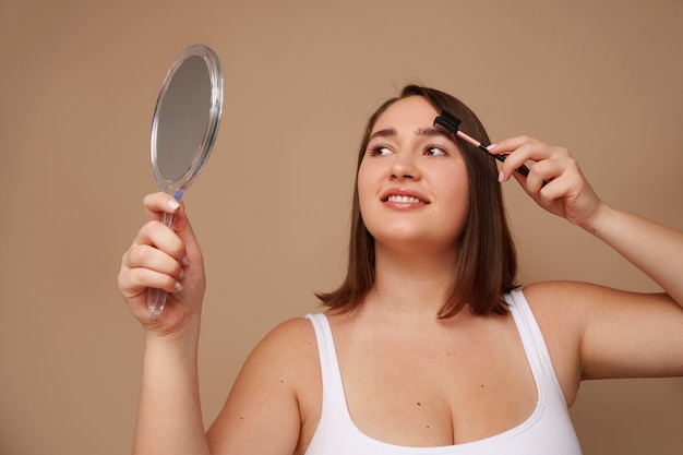 Foto grátis retrato de mulher plus size fazendo seu regime de beleza e rotina de cuidados com a pele