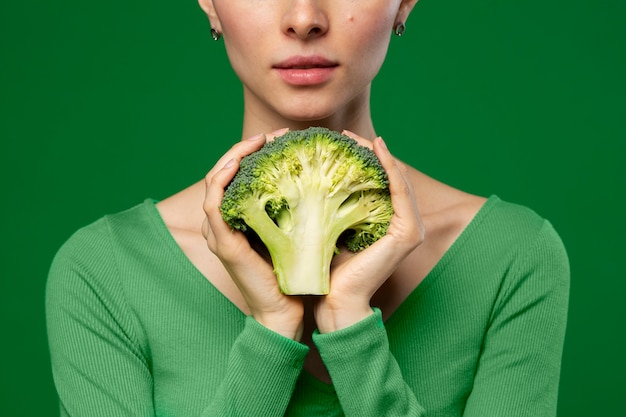 Foto grátis retrato de mulher posando com brócolis