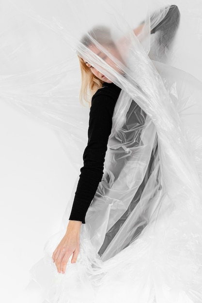 Retrato de mulher posando com folha de plástico