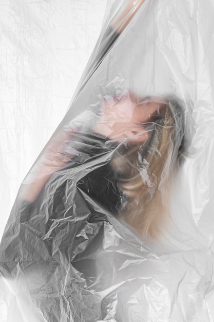 Retrato de mulher posando com folha de plástico