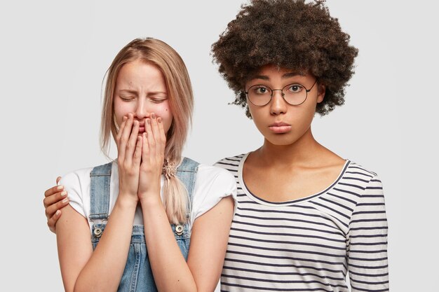 Foto grátis retrato de mulher posando com roupas casuais