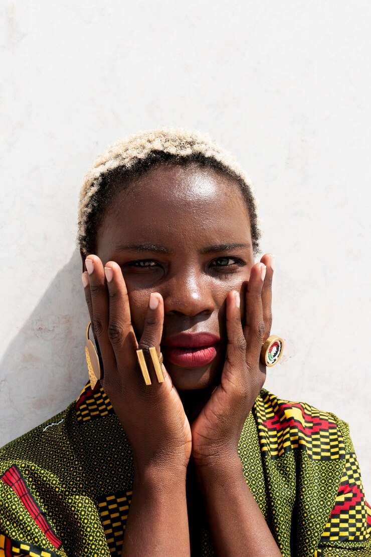 Foto grátis retrato de mulher posando em trajes tradicionais africanos ao ar livre