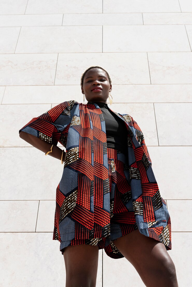 Foto grátis retrato de mulher posando em trajes tradicionais africanos ao ar livre