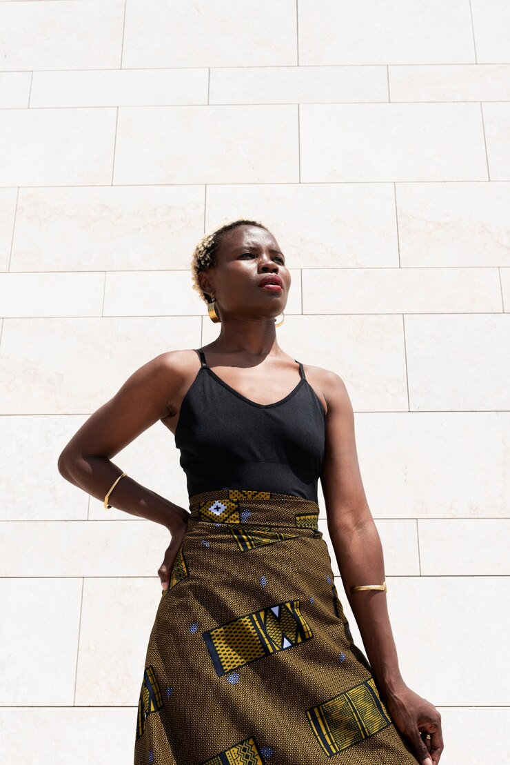 Foto grátis retrato de mulher posando em trajes tradicionais africanos ao ar livre