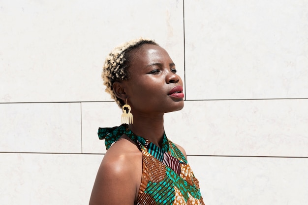 Foto grátis retrato de mulher posando em trajes tradicionais africanos ao ar livre