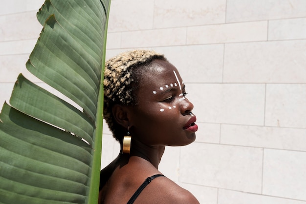 Foto grátis retrato de mulher posando em trajes tradicionais africanos ao ar livre