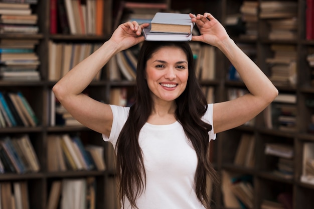 Retrato de mulher positiva sorrindo para a biblioteca