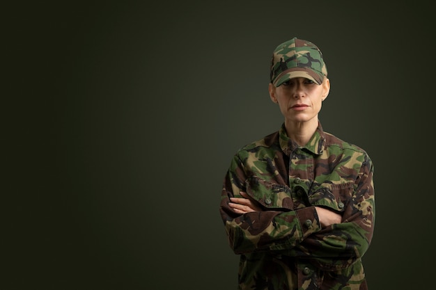 Retrato de mulher pronta para o serviço