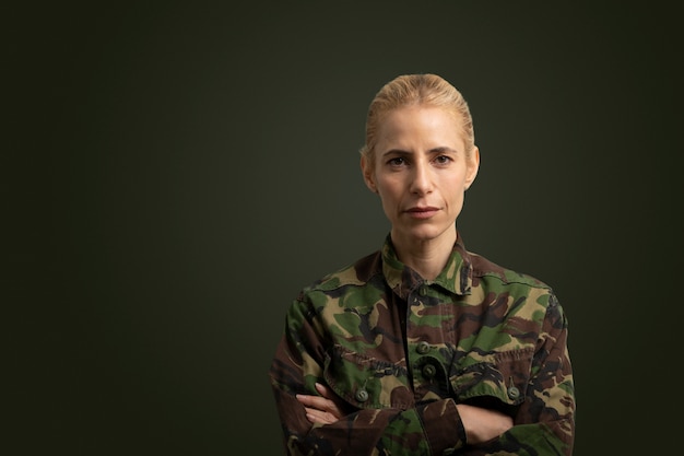 Retrato de mulher pronta para o serviço