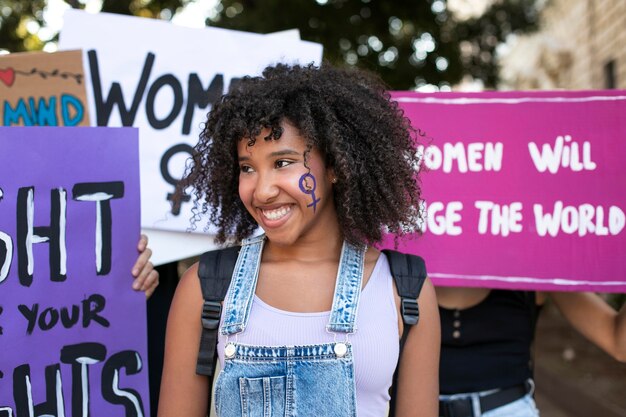 Retrato de mulher protestando por seus direitos
