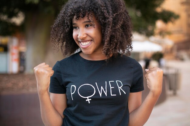 Retrato de mulher protestando por seus direitos