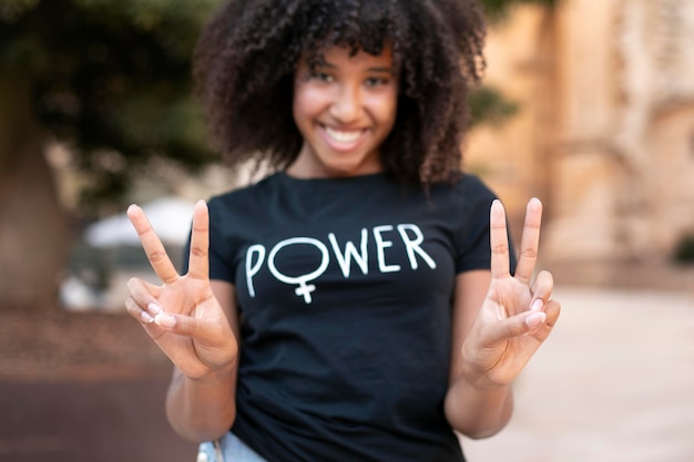 Retrato de mulher protestando por seus direitos