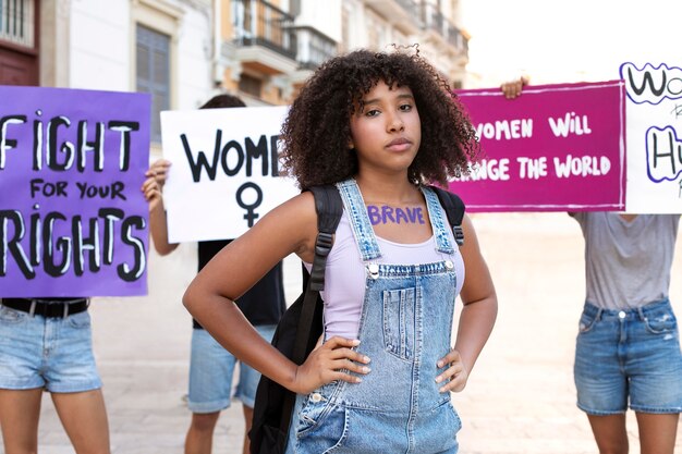 Retrato de mulher protestando por seus direitos