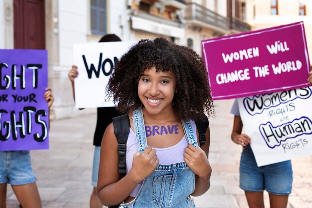 Retrato de mulher protestando por seus direitos