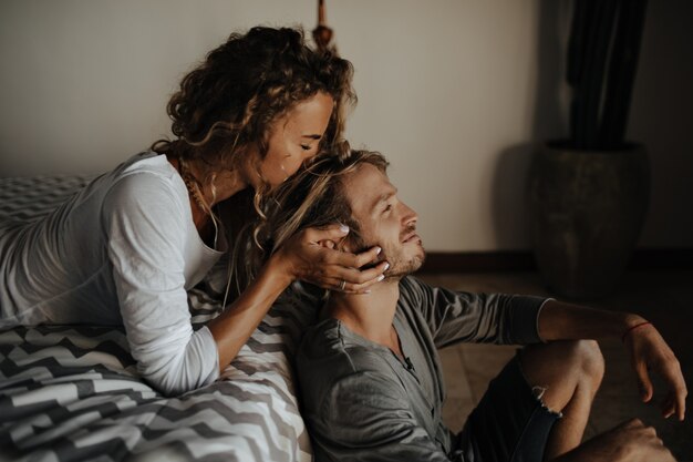 Retrato de mulher que abraça e beija o amante na cabeça