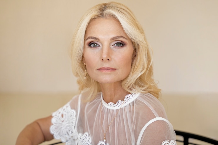 Foto grátis retrato de mulher rica loira de meia-idade