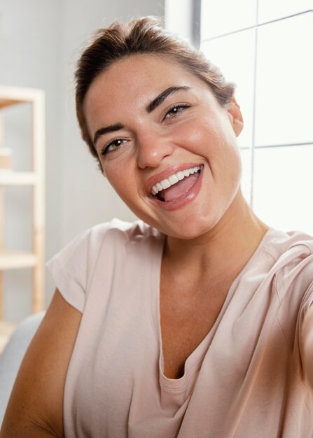 Retrato de mulher rindo