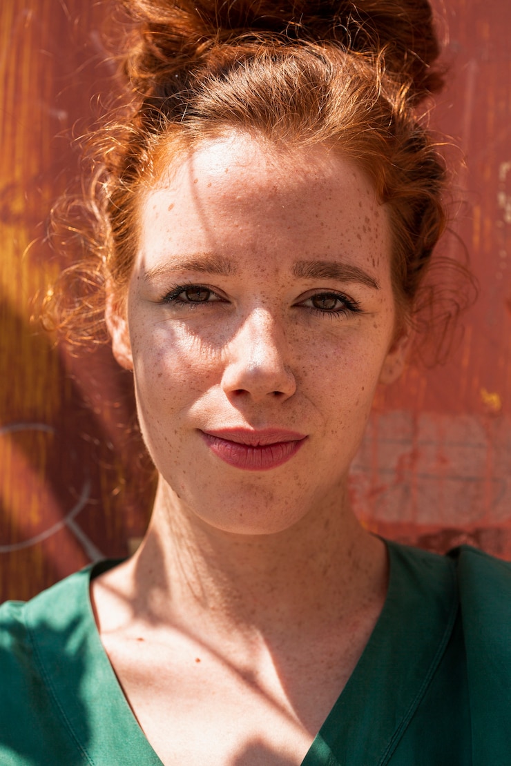 Foto grátis retrato de mulher ruiva linda close-up