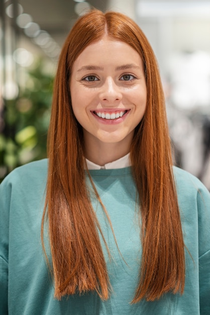 Foto grátis retrato de mulher ruiva linda