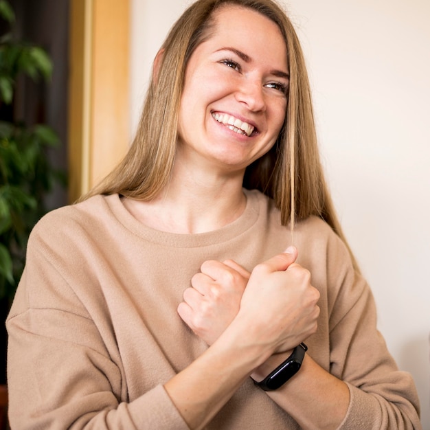 Retrato de mulher se comunicando através da linguagem gestual