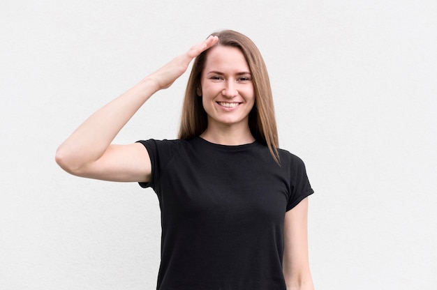 Foto grátis retrato de mulher se comunicando através da linguagem gestual