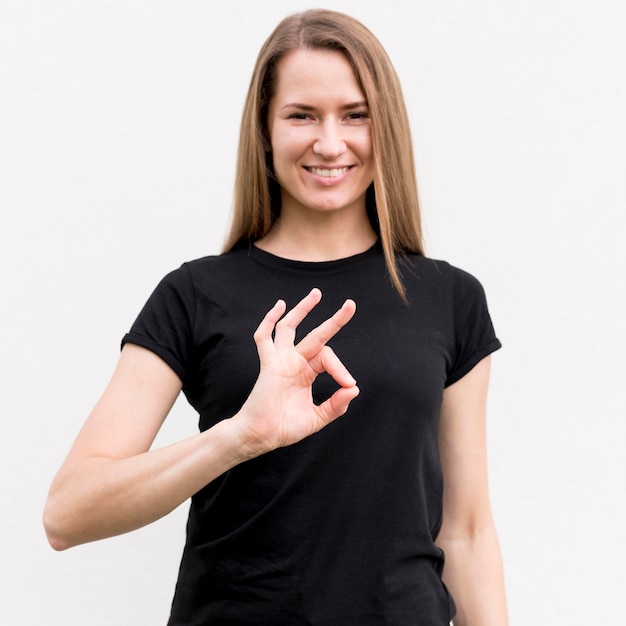 Retrato de mulher se comunicando através da linguagem gestual