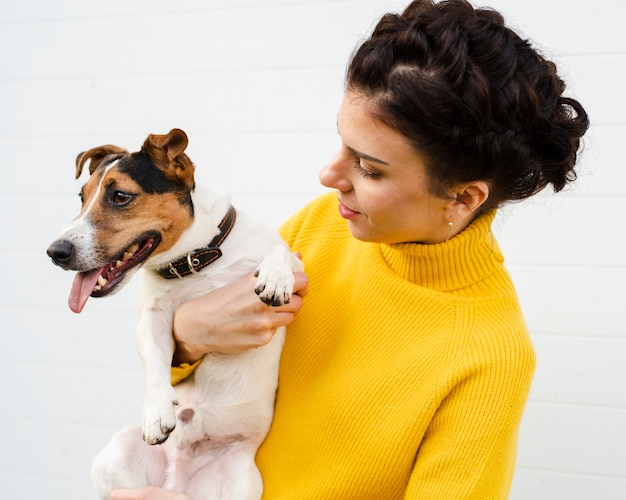 Foto grátis retrato, de, mulher segura, dela, cão