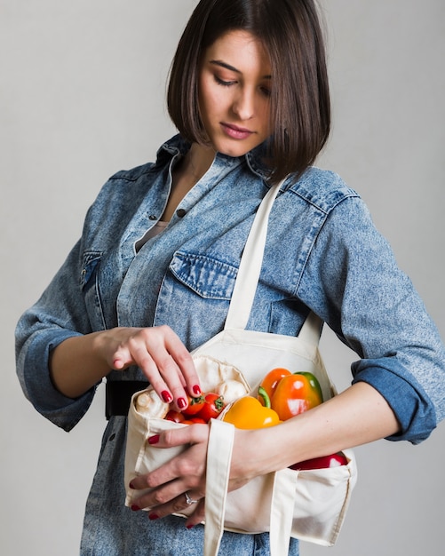 Foto grátis retrato, de, mulher segura, ecológico, legumes