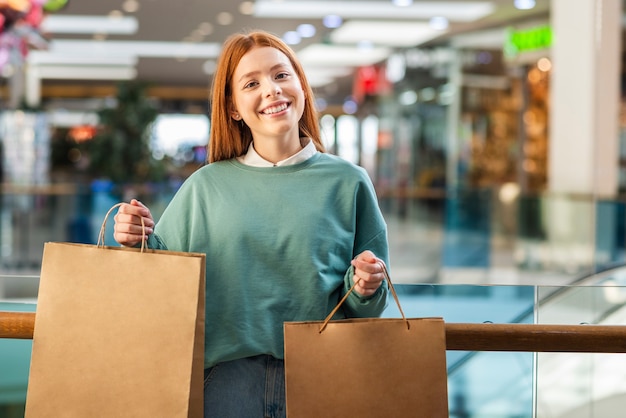 Retrato, de, mulher segura sacola compras