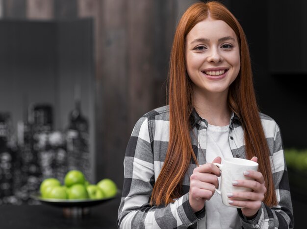 Retrato de mulher segurando caneca