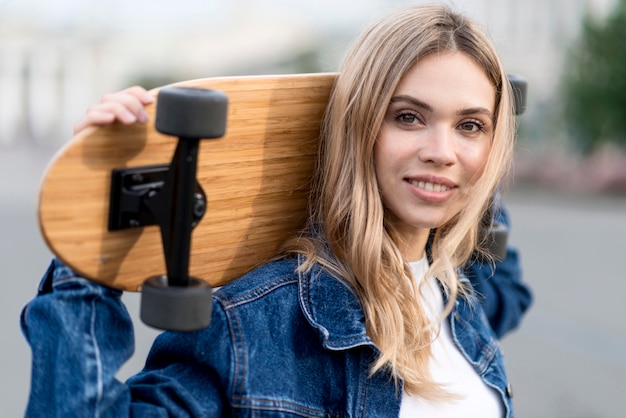 Retrato de mulher segurando um skate