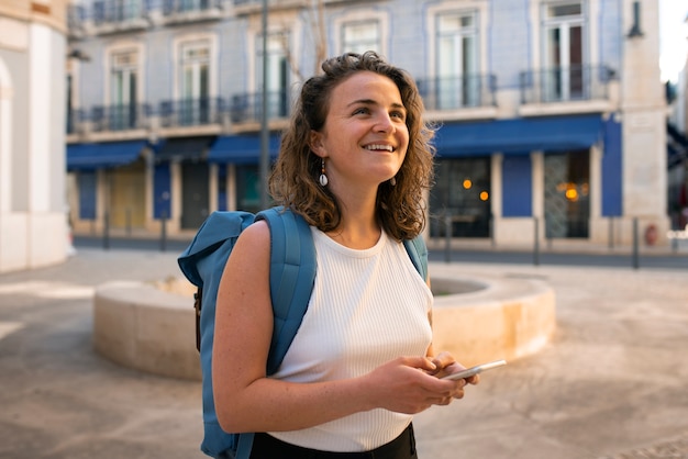 Foto grátis retrato de mulher sem sutiã ao ar livre com mapa