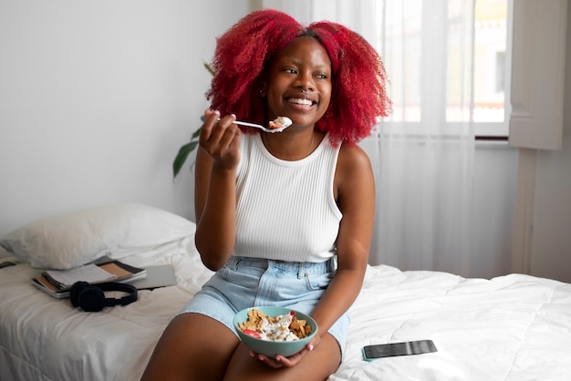 Foto grátis retrato de mulher sem sutiã em casa tomando café da manhã