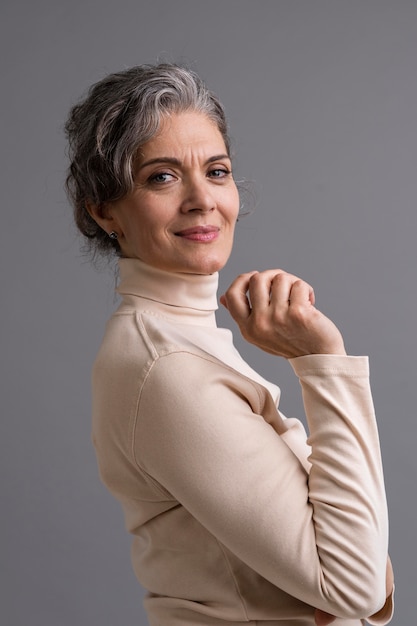 Foto grátis retrato de mulher sênior elegante sorridente