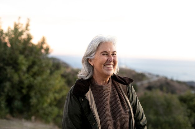 Retrato de mulher sênior para uma aventura na natureza