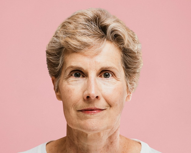 Foto grátis retrato de mulher sênior sorridente, rosto de perto