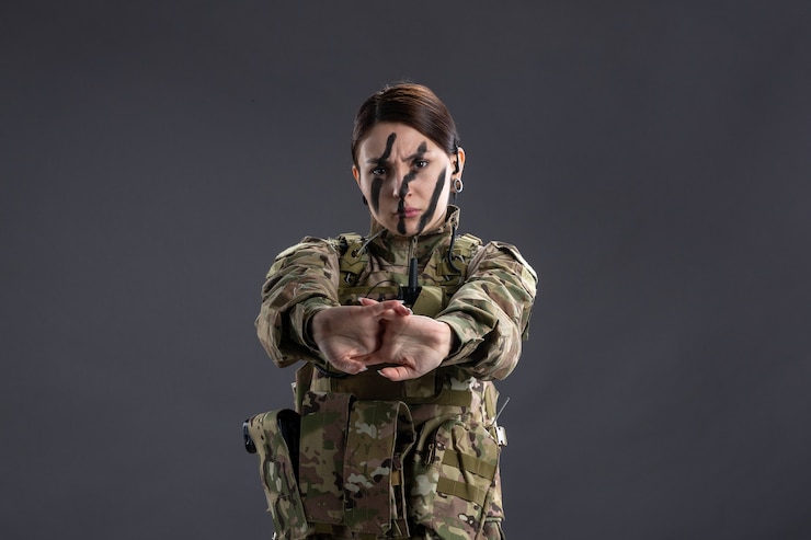 Foto grátis retrato de mulher soldado em camuflagem guerreira