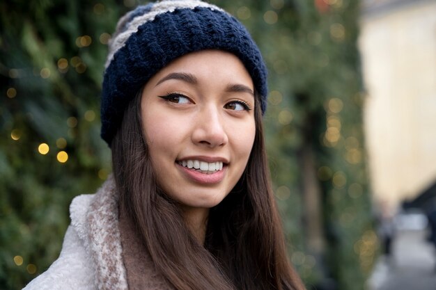 Retrato de mulher sorridente ao ar livre com gorro