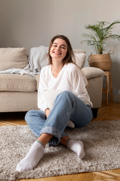 Retrato de mulher sorridente em casa